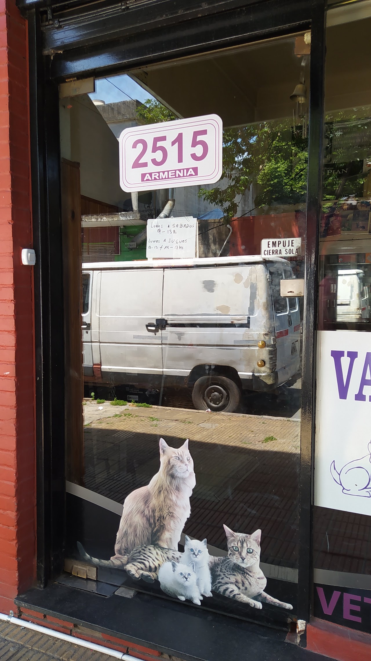 Entrada del Consultorio Veterinario Munro en Armenia 2515