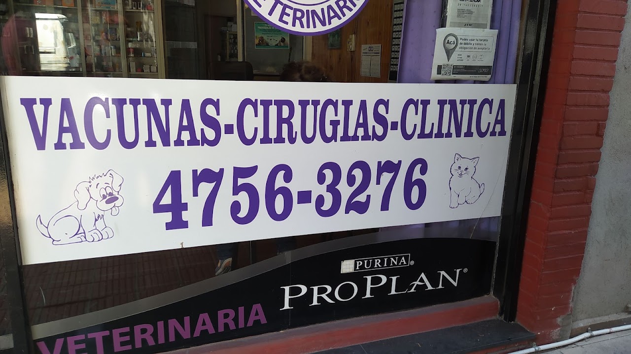 Vidriera del Consultorio Veterinario Munro con cartel de vacunas, cirugías y clínica